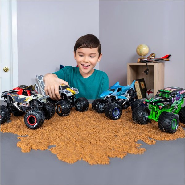 Monster Jam, Official Grave Digger Monster Truck, Collector Die-Cast Vehicle, 1:24 Scale, Kids Toys for Boys Ages 3 and up - Image 6