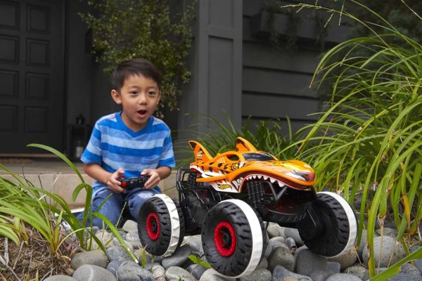 Hot Wheels RC Toy, Remote-Control Monster Trucks Unstoppable Tiger Shark in 1:15 Scale with Terrain Action Tires - Image 3