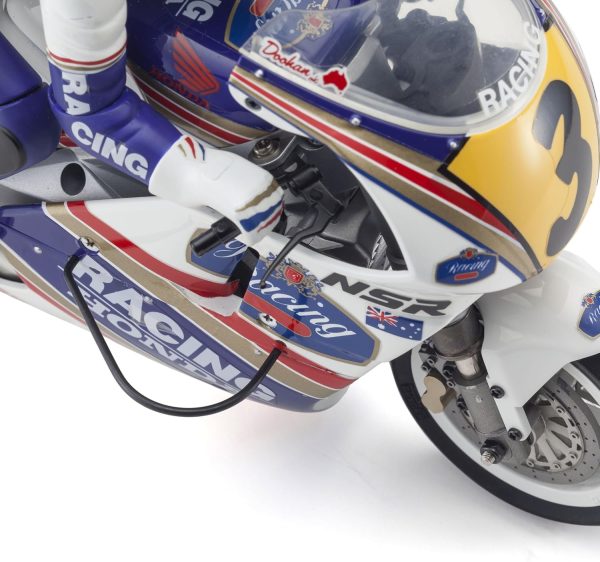 Kyosho Honda NSR500 Hanging-On Rider RC Motorcycle Kit 1:8-scale - Image 6